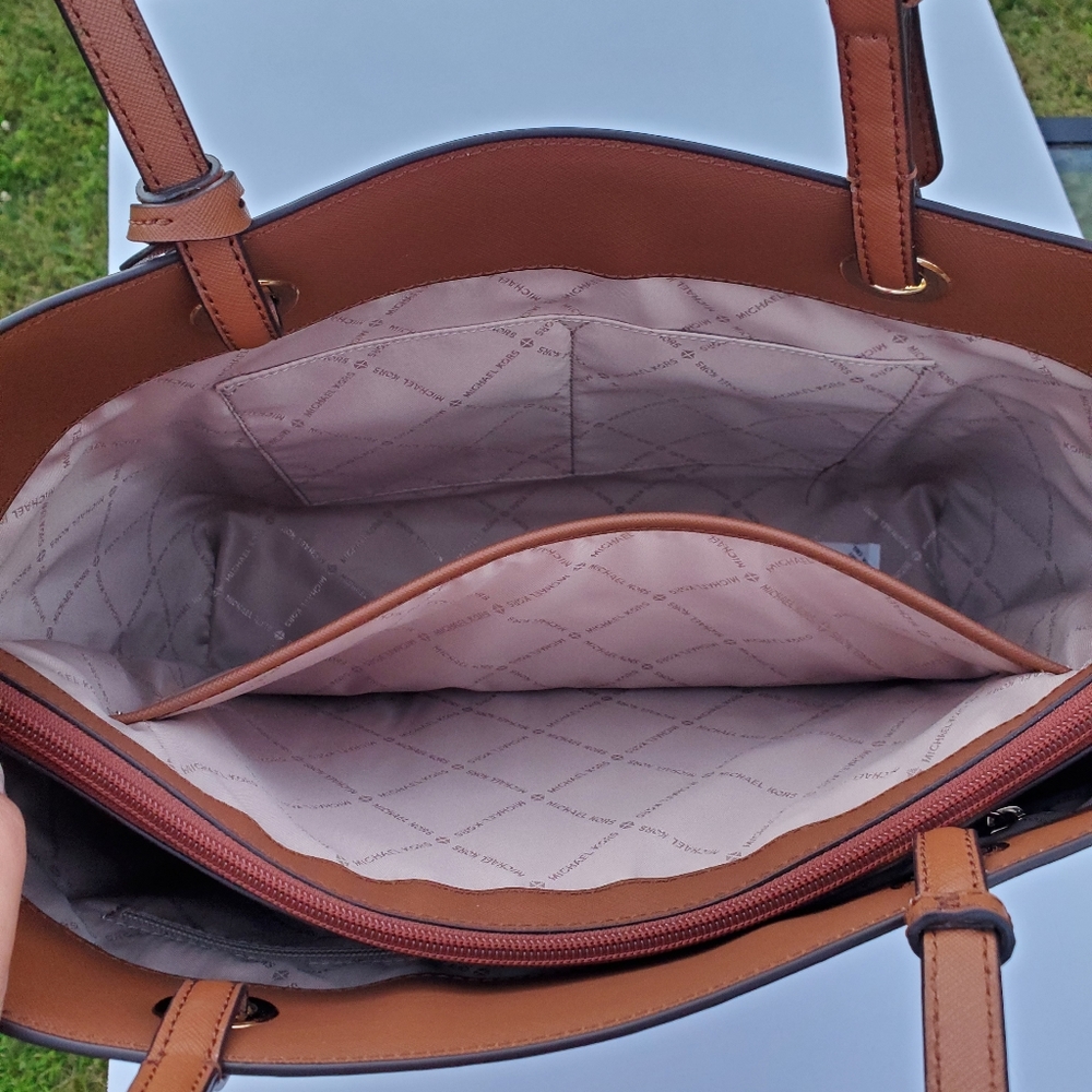 NWT Michael tote bag + Matching Michael Kors Wallet. - Picture 9 of 16